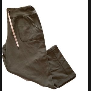 Rare Lululemon Size 8 Cropped Wide Leg Capris